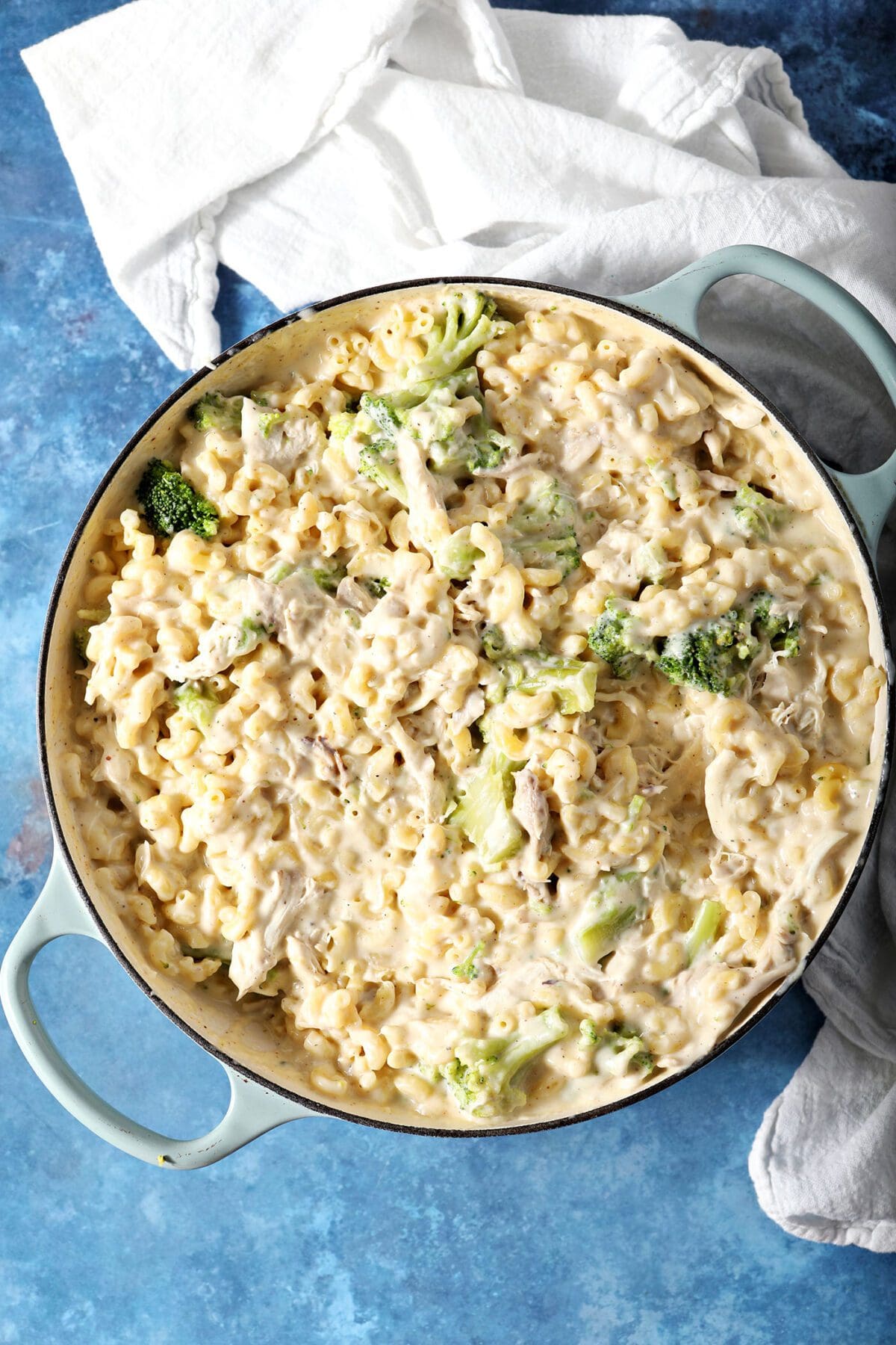 Macaroni and broccoli in cheesy sauce with chicken, too