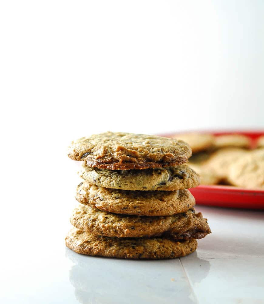 Vegan Peanut Butter Dark Chocolate Chunk Cookies remind @thefrostedvegan of springtime. Celebrate the new season with this vegan cookie recipe!