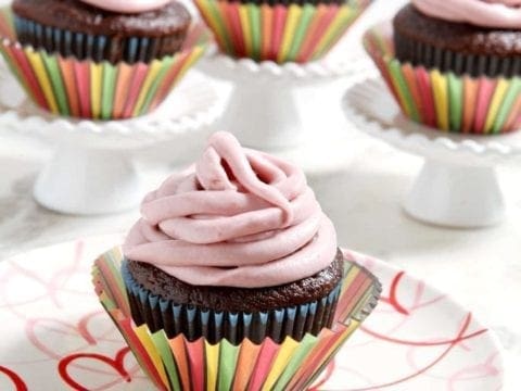 Cupcakes displayed on plates