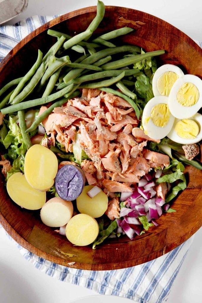 wggs, green beans, tuna, red onion in a large bowl