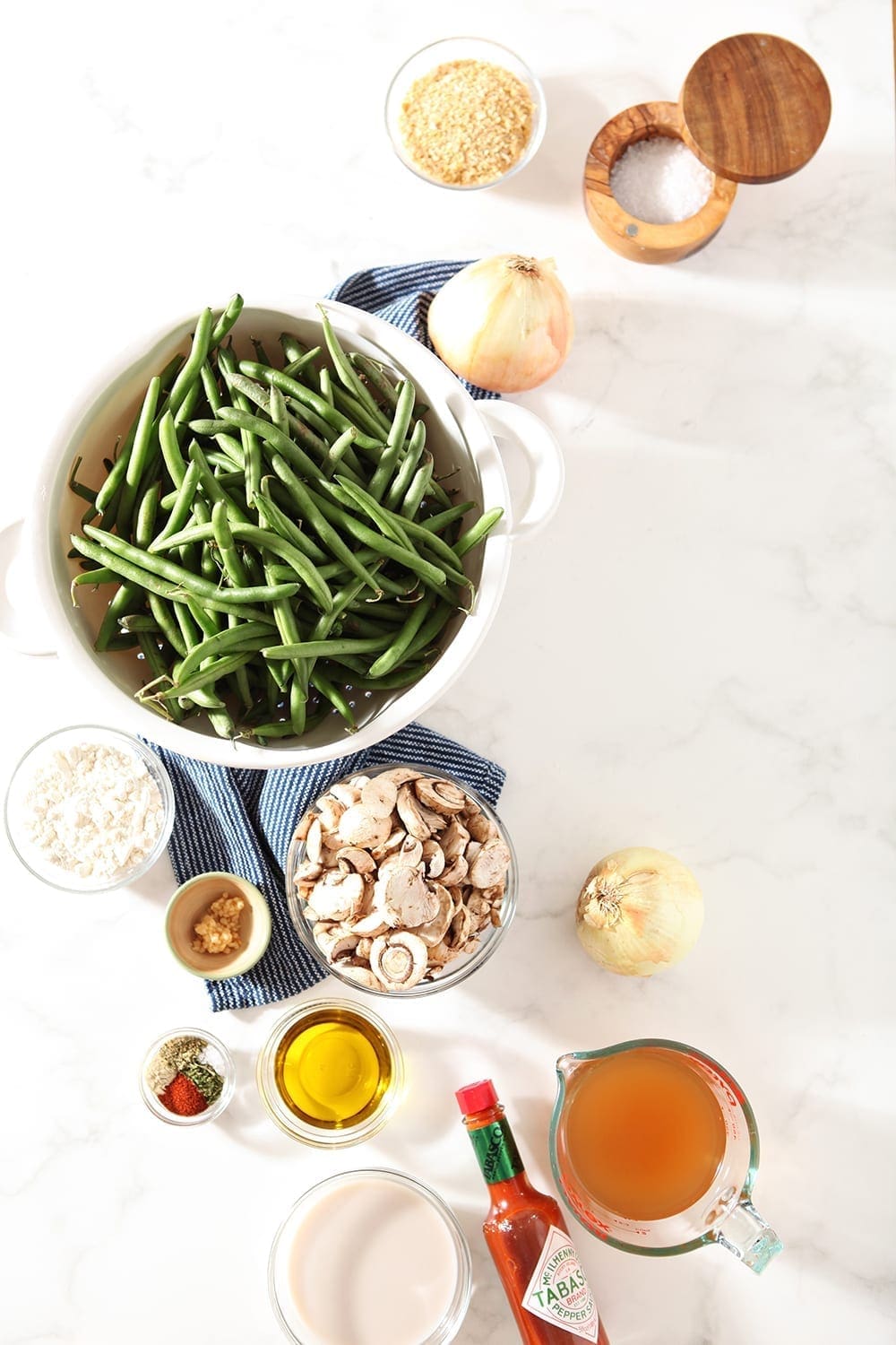 Green beans, mushrooms and all the other ingredients are shown from above