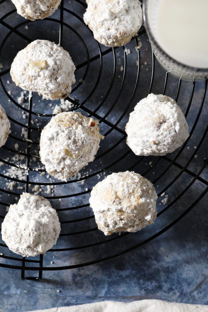 A round cooling rack with Mexican wedding cookies on top